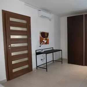  Apartment Metrostays